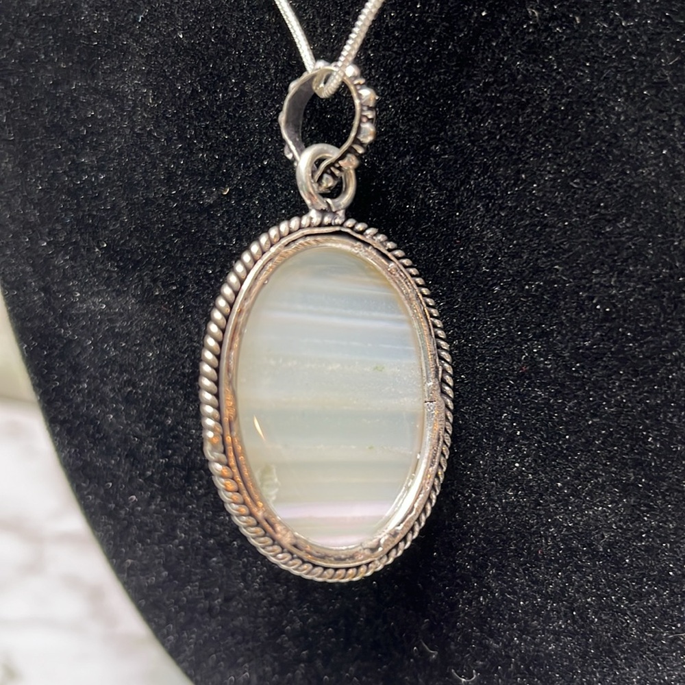HANDMADE WHITE AGATE SILVER PENDANT WITH 925 SILVER CHAIN
NWT - Picture 3 of 8